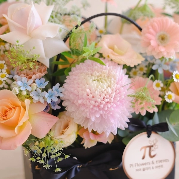Nhân viên Flowers & Events tại shop hoa tươi quận 10 đang cắm hoa tươi.