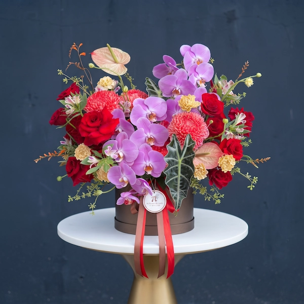 Giỏ hoa chúc mừng sinh nhật “Tường Vy Hoàng Tím” thiết kế sang trọng tại Pi Flowers & Events