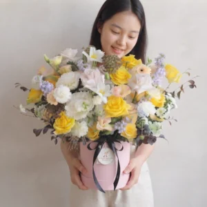 Giỏ hoa mừng sinh nhật đẹp mắt và sang trọng khi trao tay người nhận.