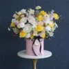 Cận cảnh giỏ hoa mừng sinh nhật kết hợp sắc vàng và pastel sang trọng.