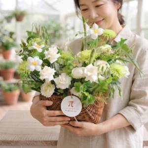 Khách hàng ôm trên tay giỏ hoa sinh nhật hiện đại cá tính