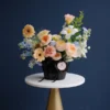 Giỏ hoa sinh nhật tặng mẹ Yêu Thương Dịu Ngọt dáng vươn tự nhiên đặt trên đôn vàng kim.
