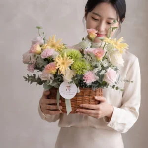 Khách hàng hạnh phúc khi nhận giỏ hoa tươi mừng sinh nhật phong cách Vườn Nhà Yên Ả.
