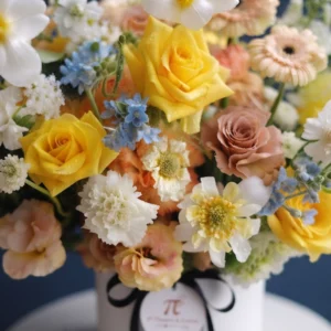 Cận cảnh chi tiết các đóa hoa hồng vàng, tulip và hoa đốm xanh trong giỏ hoa sinh nhật tươi.
