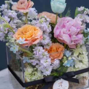 Cận cảnh chi tiết hộp hoa sinh nhật sang trọng kết hợp hoa hồng và tulip cao cấp