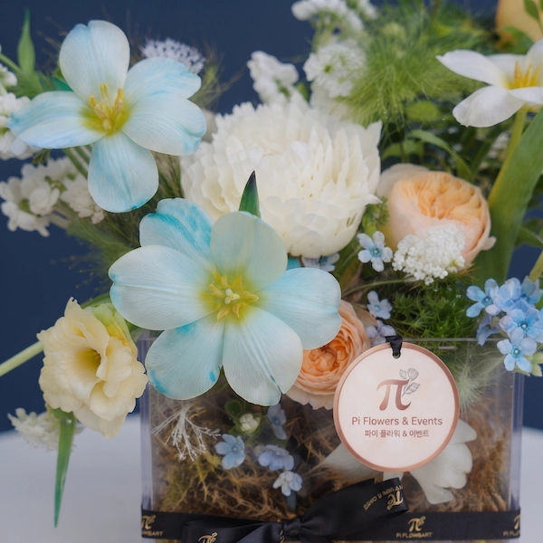 Cận cảnh hộp hoa sinh nhật thiết kế riêng với tông màu pastel chủ đạo.