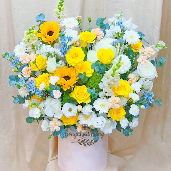 Hộp quà mẫu hoa độc đáo tặng người sáng tạo mang tông vàng nắng ấm áp và truyền cảm hứng.
