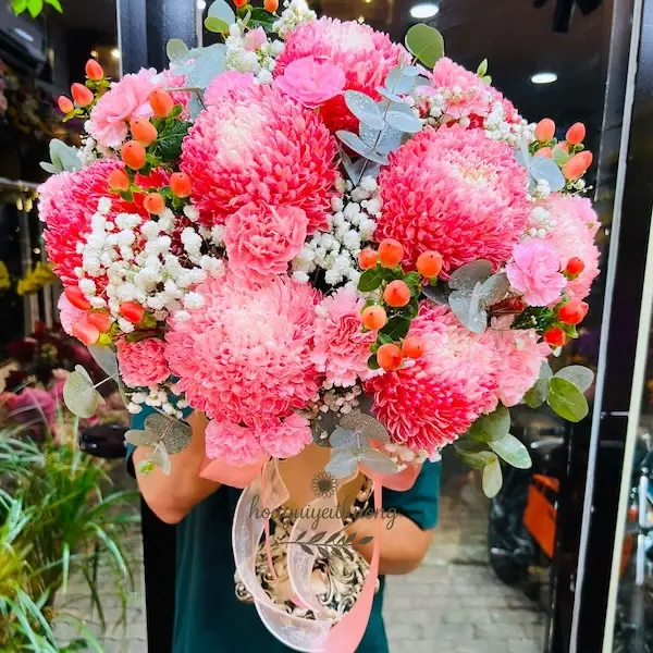 Bó hoa hồng phối màu rực rỡ giải mã ý nghĩa hoa tặng sinh nhật vợ độc đáo.
