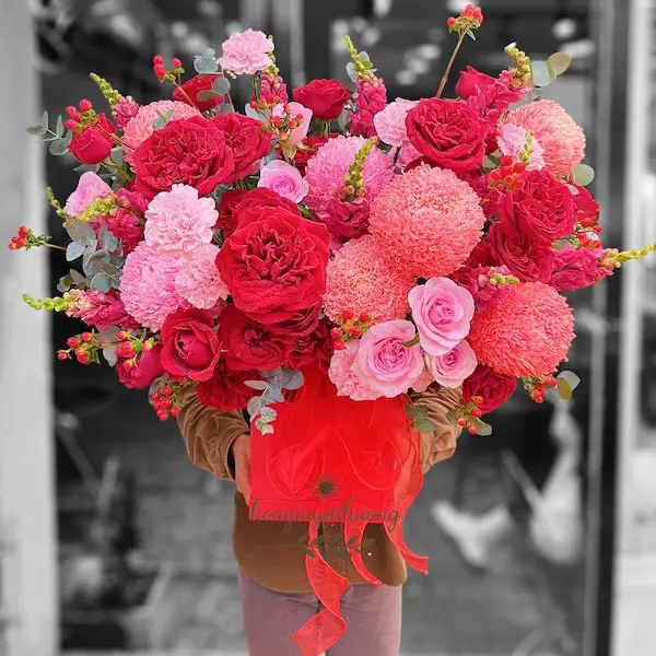Hộp hoa hồng đỏ nồng nàn thể hiện trọn vẹn ý nghĩa hoa tặng sinh nhật vợ.