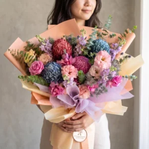 Mẫu bó hoa sinh nhật đẹp kích thước lớn được người mẫu ôm trên tay.