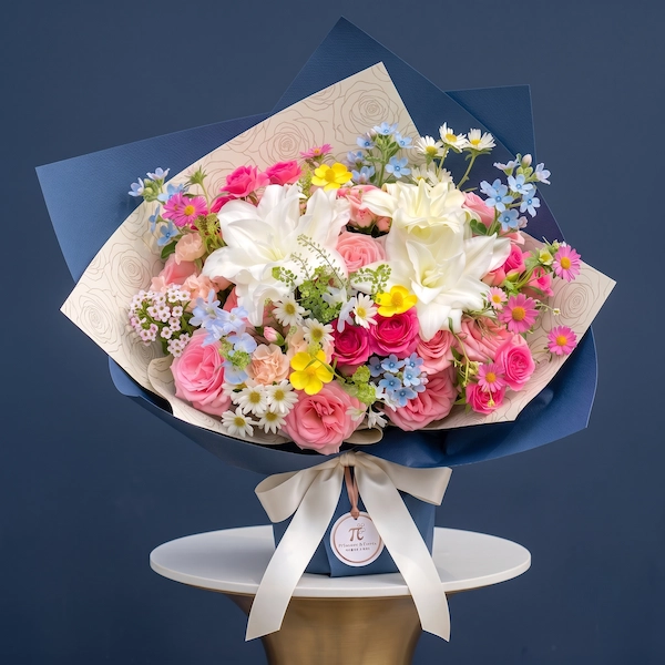 Bó hoa sinh nhật độc đáo Ly xuân sắc màu phối hoa ly kép trắng và hồng pastel tại Pi Flowers & Events.