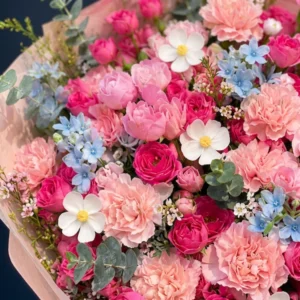 Cận cảnh hoa cẩm chướng hồng hoa hồng chùm và hoa thanh liễu xanh điểm xuyết trong bó hoa tặng mừng tuổi mới.